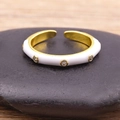Minimalistische verstelbare ring 18K verguld met wit email en fonkelende kristallen - Wit