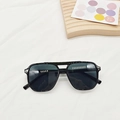 Lunettes de soleil aviateur carrées avec monture noire et rivets dorés sur tissu - Double Pont Rétro / Monture Noire Verres Gris