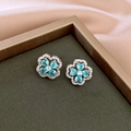 Orecchini a lobo a quadrifoglio in argento con zircone blu a cuore e pavé di cristalli - Perno in Argento - Stile Fiore Argento Blu