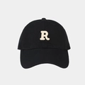 Détail de la broderie beige 3D de la lettre R sur une casquette de baseball noire de qualité - XL (61-65cm) / Noir