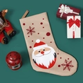 Calza di Natale beige con motivi di Babbo Natale e fiocchi di neve su sfondo verde - Calza Natalizia Stampata - Babbo Natale