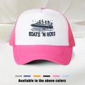 Detalle de gorra trucker rosa y blanca con estampado azul Boats 'N Hoes - Rosa rojo