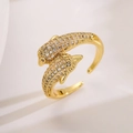 Vergoldeter Doppel-Delphin-Ring mit funkelnden Zirkoniasteinen auf beige Fläche - Delfin-Stil (13298) / Einstellbar Offen / Gold