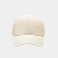 Dettaglio cappellino beige in cotone con ricamo bianco minimalista del simbolo diviso - Regolabile / Beige