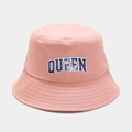 Vue détaillée du chapeau bob rose avec broderie QUEEN à motif ciel étoilé bleu - M (56-58cm) / Rose
