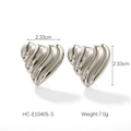 Vue macro de boucles d'oreilles cœur en argent avec texture ondulée 3D et fini poli - Style de Coeur à Texture Ondulée Argentée (HC-E10405-S)