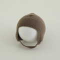 Dettaglio cappello a maglia per neonati con paraorecchie, laccetti e bottone chiaro - 3-15 Mesi / Marrone