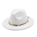 Detail van witte vilten fedora hoed met gevlochten koord en decoratieve houten kralen - M (56-58cm) / Wit