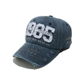 Detail der 1985 Stickerei und des distressed Schirms an der dunkelblauen Denim-Kappe - M (56-58cm) / Marineblau