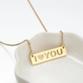 Detail van de 18K vergulde roestvrijstalen ketting met I Love You uitsnede hanger - I Love You Goud