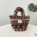 Dettaglio della trama della borsa in peluche con motivi marroni e piccoli cervi carini - Cervo Blu