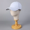 Détail d'une casquette bleue avec bordure en dentelle blanche ondulée sur la visière - M (56-58cm) / Bleu Ciel