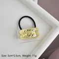Detailaufnahme des goldenen Metall-Haarrings mit Hammerschlag-Textur und Abmessungen - Gold Gehämmert Doppelring