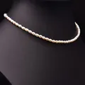Elegante Naturperlenkette mit weißen Süßwasserperlen auf schwarzem Halsschmuck-Display - Weiß (3-4mm)