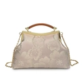 Vintage Handtasche aus champagnerrosa Seide mit Blumenstickerei und Holzgriff - Rosa