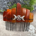 Détail d'un peigne en cristal naturel avec croissant de lune argenté et étoile sur roche - Agate Rouge Fil Noir Lune d'Argent