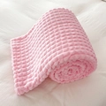 Coperta in flanella rosa spessa con trama a nido d'ape, morbida e arrotolata con cura - Griglia Tagliata Rosa