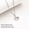 Collier avec pendentif coquillage en acier inoxydable argenté sur fond blanc épuré - Coquillage / Argent
