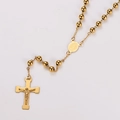 Detalle del colgante de cruz dorada y medalla ovalada en collar largo de perlas - Dorado
