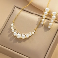 Set di gioielli dorati con perle d'acqua dolce e cristalli su espositore beige - Set Collana e Orecchini (380)
