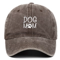 Dettaglio del ricamo bianco DOG MOM su un cappello in cotone lavato color caffè - Regolabile / caffè