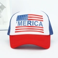 Detail der rot-weiß-blauen Trucker-Kappe mit US-Flaggenaufdruck und 'MERICA Schriftzug - Gebogene Krempe Rot Weiß Blau 'MERICA