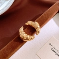 Detaillierte Nahaufnahme eines vergoldeten Croissant-Rings mit gedrehter Textur - 19# Silberstift - Goldene Croissant-Ohrstecker
