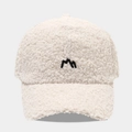 Nahaufnahme der cremeweißen Fleece-Basecap mit schwarzer Bergstickerei für den Winter - Verstellbar / Beige