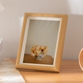 Cadre photo minimaliste en bois naturel avec passe-partout blanc sur table en bois - Couleur Bois Creux 5 Pouces