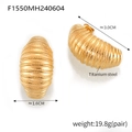 Orecchini a C in acciaio al titanio dorato con design a linee strutturate a più strati - Oro