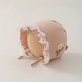 Nahaufnahme der rosa Babyhaube aus Baumwolle mit Spitzenkante und Strickblumen-Stickerei - 35-45cm 0-12 Monate / Rosa
