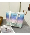 Dettaglio della borsa tote pastello con cuciture geometriche e logo in metallo dorato - Sfumatura Blu Viola
