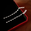 Macro di orecchini d'argento con nappe di zirconi a goccia in una scatola regalo di velluto nero - Orecchini a nappa in zircone color argento (HE15921)