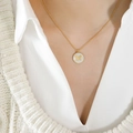 Collana dorata con ciondolo a farfalla su catena sottile indossata da modella - Farfalla dorata