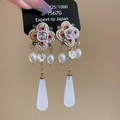 Detalle de pendientes vintage con agujas de plata 925 y perlas de resina colgantes - Estilo de Colgante de Gota de Agua de Perla de Flor Vintage (JF15670)