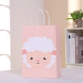 Sacchetto regalo in carta rosa con motivo a pecora e manici bianchi su tavolo bianco - Motivo a Pecora (Rosa)