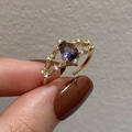 Detail eines lila Zirkonrings mit Vintage-Goldband und kleinen weißen Kristallen - Lila Großer Zirkonia Ring