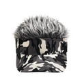 Dettaglio del berretto da baseball mimetico con parrucca di capelli sintetici grigi - Parrucca Grigia Camo Nero