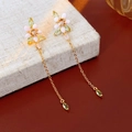 Orecchini a fiore in smalto rosa con catene dorate e pietre verdi a goccia su lino beige - Orecchini(Perno in Argento)-Oro-Rosa