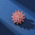 Elegante spilla a fiore girevole con zirconi rosa e placcatura in oro su fondo scuro - Stile Rotante Rosa (XX0039)