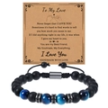 Gros plan sur bracelet en perles œil de tigre noir mat et bleu avec carte de message - À mon amour
