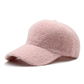Vue détaillée de la casquette rose en laine d'agneau avec texture pelucheuse et visière courbée - Rose
