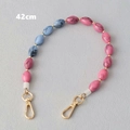Dettaglio catena di perle acriliche 42cm rosa e blu con ganci in metallo dorato - Rosa / 42cm