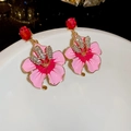 Orecchini a fiore in smalto rosa con perno in cristallo rosso e strass luccicanti - Rosa