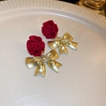 Orecchini a rosa rossa floccata con fiocchi dorati su vassoio di ceramica bianca - Fiocco di Fiore Rosso (14# Perno in Argento)
