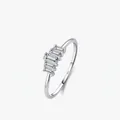 Bague scintillante en argent S925 avec cinq zircons rectangulaires à taille en degrés - Taille US 5 / Argenté