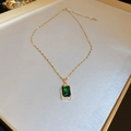 Dettaglio della collana a catena dorata con pendente in gemma rettangolare verde - Collana in Oro con Gemma Rettangolare Verde e Strass