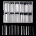 Detalle macro de uñas postizas largas transparentes tipo C con caja de 12 compartimentos - 240 Piezas de Puntas de Uñas Transparentes de Forma de Tubo Largo