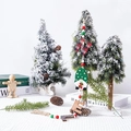 Ornamenti natalizi in legno con perline, gnomo e lettere su tavolo rustico decorato - Gnomo con cappello verde