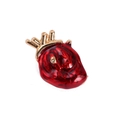 Detail van rode medische hartspeld met gouden anatomische aders en glanzend emaille - 3D-hart